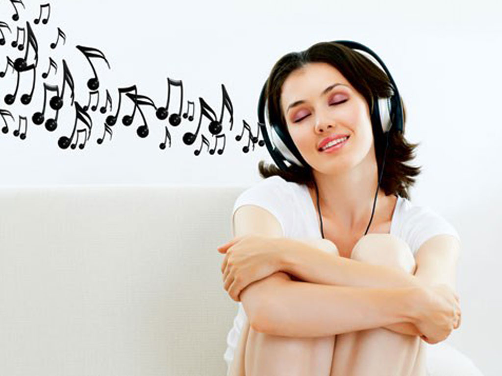 Những lúc xuống tinh thần, bạn hãy làm những điều mình yêu thích như nghe nhạc, đọc sách, mua sắm - Ảnh: Shutterstock