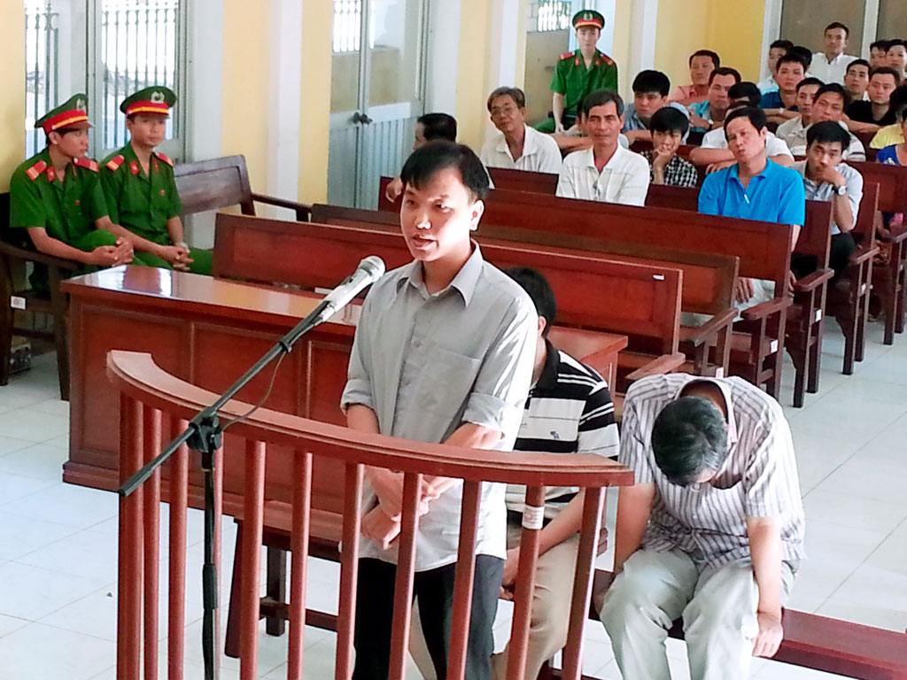 Triệu Tuấn Hưng đề nghị HĐXX tạm hoãn phiên tòa do vắng luật sư bào chữa cho bị cáo