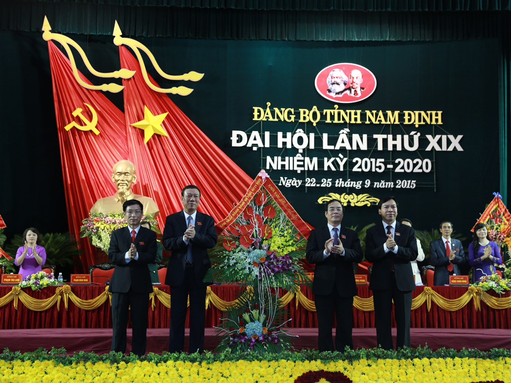 Ông Đoàn Hồng Phong (thứ 2 từ trái qua), tân Bí thư tỉnh ủy Nam Định nhiệm kỳ 2015-2020 - Ảnh: Hoàng Long