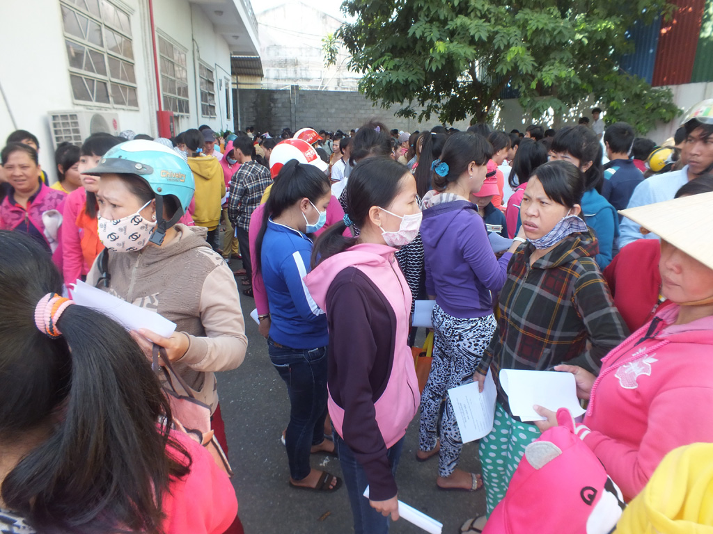 Gần 1.000 công nhân tập trung tại công ty bức xúc vì bị nợ lương - Ảnh: Hải Nam