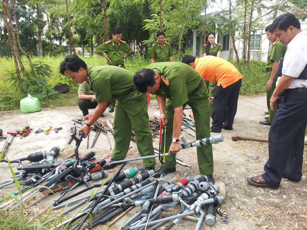 Phân loại, tiêu hủy súng - Ảnh: Liêu Hỏn