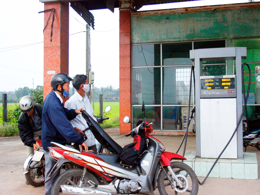 Từ 1.11.2015, tất cả các cửa hàng xăng dầu tại Thừa Thiên-Huế sẽ không còn bán xăng Mogas 92 - Ảnh Đình Toàn