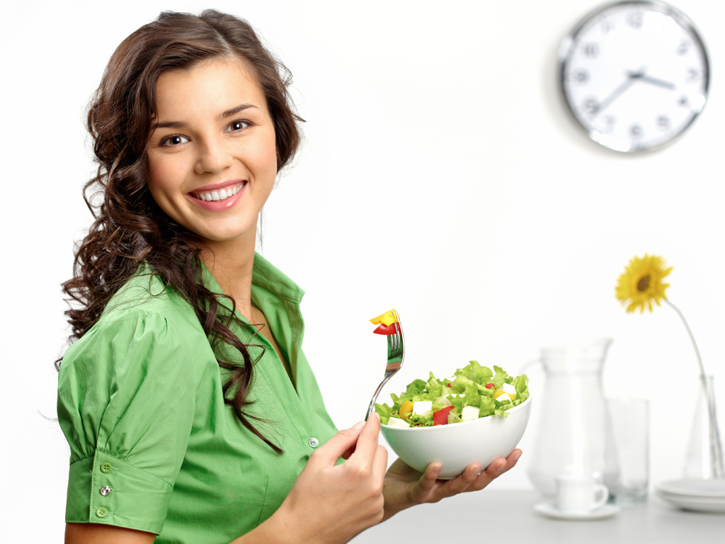 Ăn chậm, không phân tâm và đĩa thức ăn nhỏ là những cách để giảm cân hiệu quả - Ảnh: Shutterstock