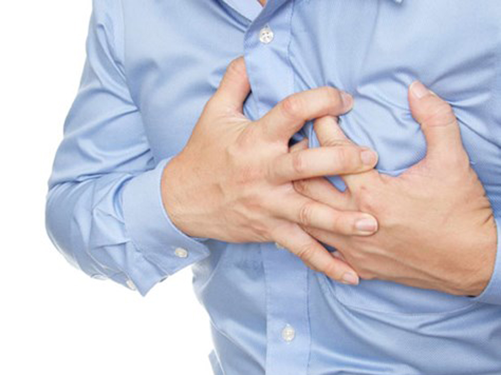 Đánh trống ngực thường xuất hiện tình trạng tim đập nhanh, không đều
