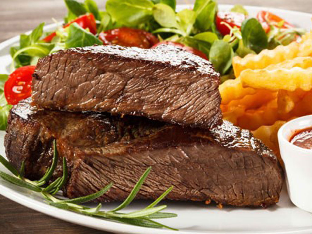 Hạn chế ăn nhiều thịt đỏ trước khi “lâm trận” vì có thể ảnh hưởng cuộc vui - Ảnh: Shutterstock
