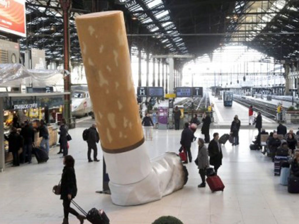 Mô hình tàn thuốc khổng lồ ở ga xe lửa Gare de Lyon, Paris để kêu gọi ý thức không xả tàn thuốc nơi công cộng - Ảnh: AFP