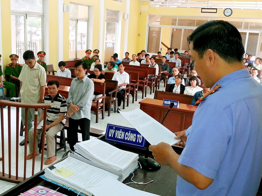  Đại diện Viện KSND luận tội các bị cáo -Ảnh: Trần Thanh Phong