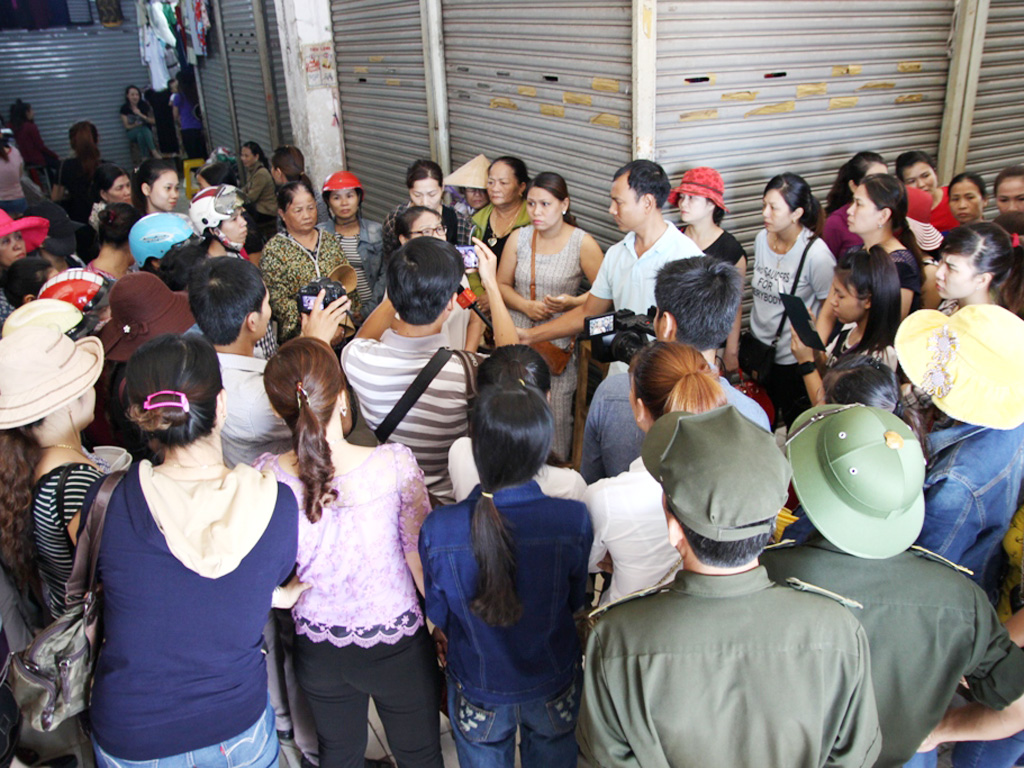 Hàng trăm tiểu thương chợ Đông Hà trình bày bức xúc với các phóng viên - Ảnh: Nguyễn Phúc