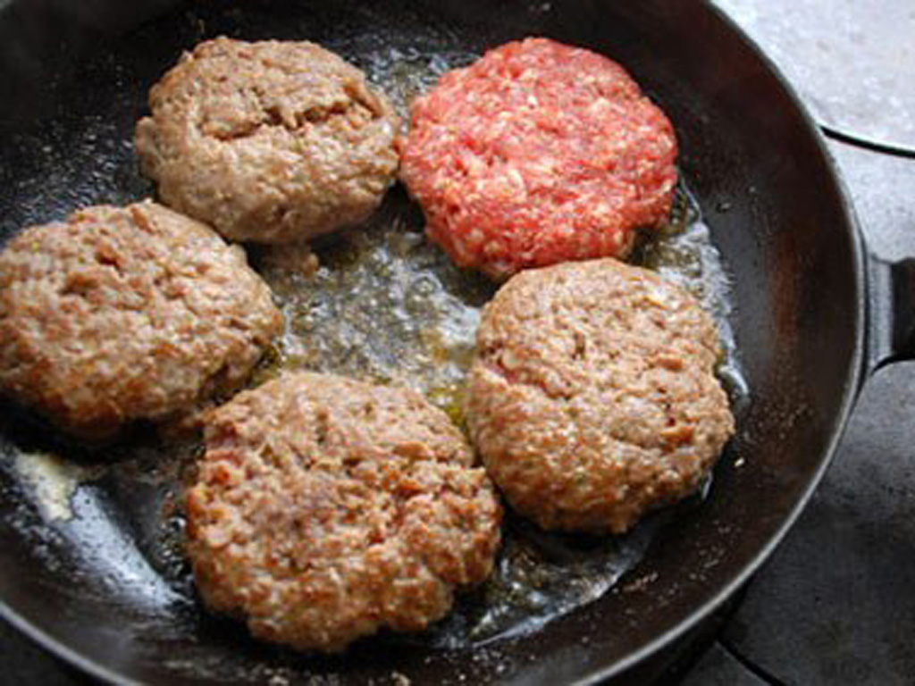 Hạn chế ăn nhiều thịt đỏ để bảo vệ da - Ảnh: Shutterstock