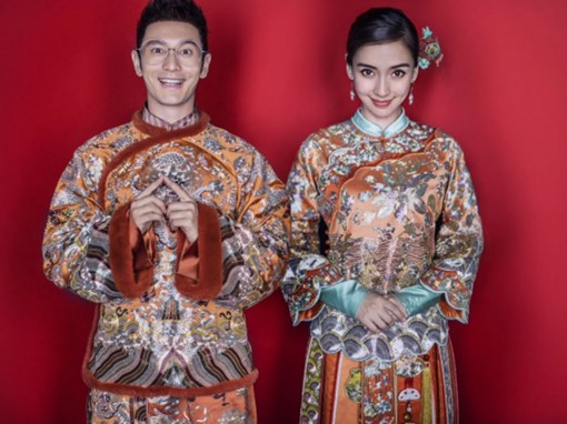Chú rể Huỳnh Hiểu Minh và cô dâu Angelababy trong trang phục cưới truyền thống - Ảnh chụp màn hình Apple Daily