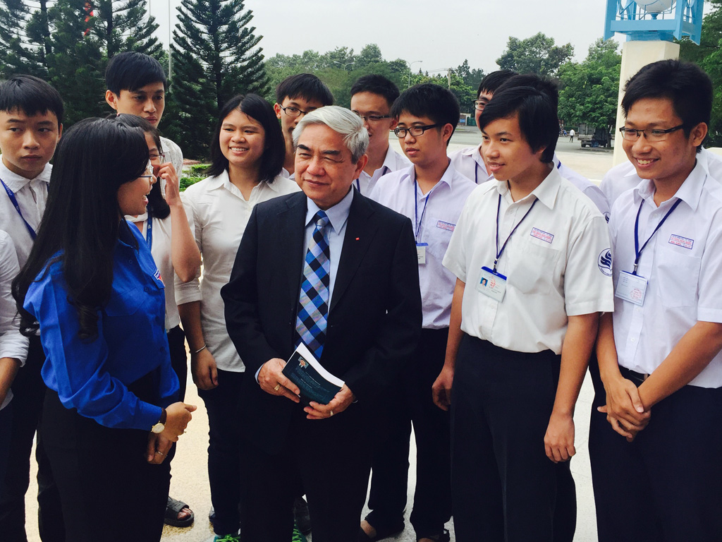 Bộ trưởng Nguyễn Quân trò chuyện với tân sinh viên ĐH Quốc gia TP.HCM sáng 12.10