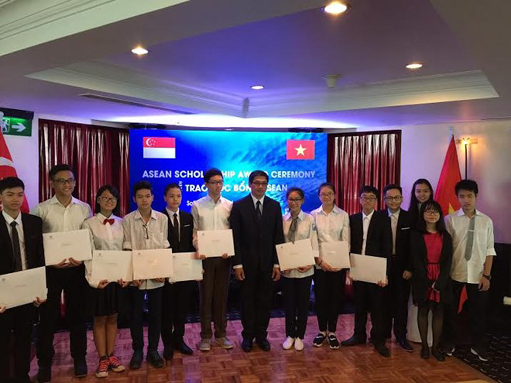 Các em học sinh Việt Nam nhận học bổng - Ảnh: TTXVN