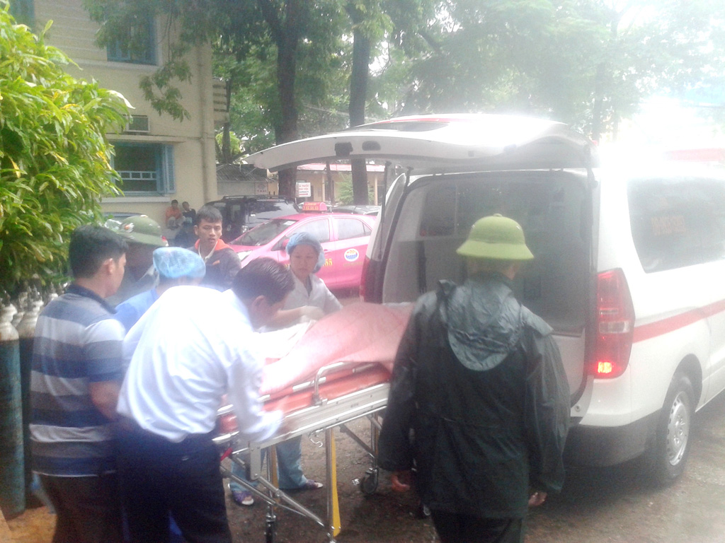 Người nhà sản phụ Nguyễn Thị Thu Hà đưa thi thể của chị Hà về nhà - Ảnh: Tuyết Khoa