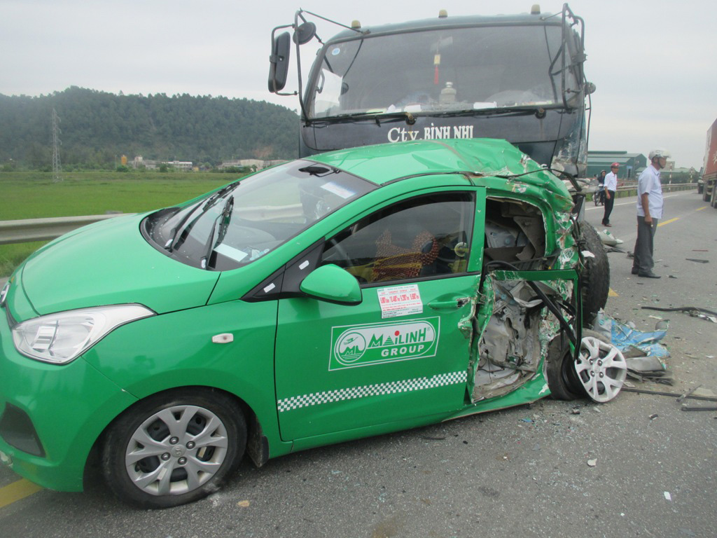 Taxi bị hư hại nặng sau vụ tai nạn - Ảnh: Phạm Đức