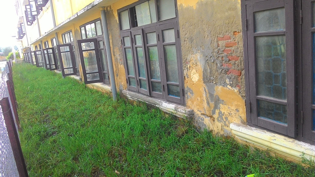 Ngôi trường lún đều đến cả mét nên các cửa sổ phòng học gần như nằm ngang với mặt nền trường