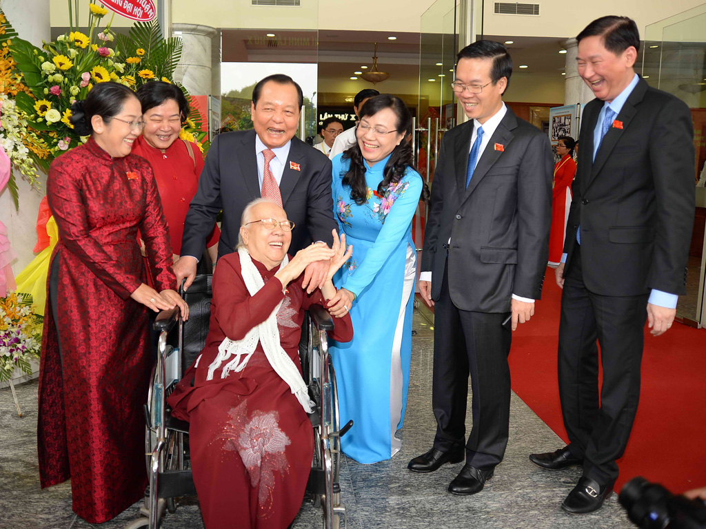 Lãnh đạo TP.HCM vui mừng đón tiếp bà Ngô Thị Huệ, phu nhân cố Tổng Bí thư Nguyễn Văn Linh đến dự đại hội