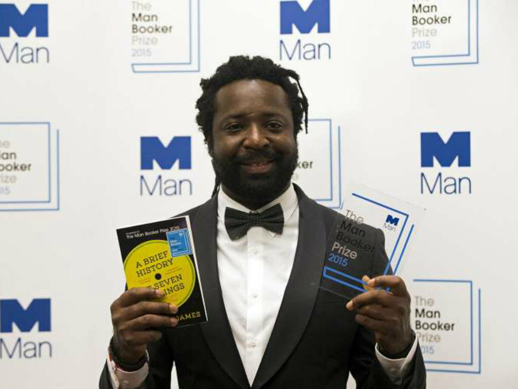 Nhà văn Marlon James cùng chiếc cúp Man Booker - Ảnh: Reuters