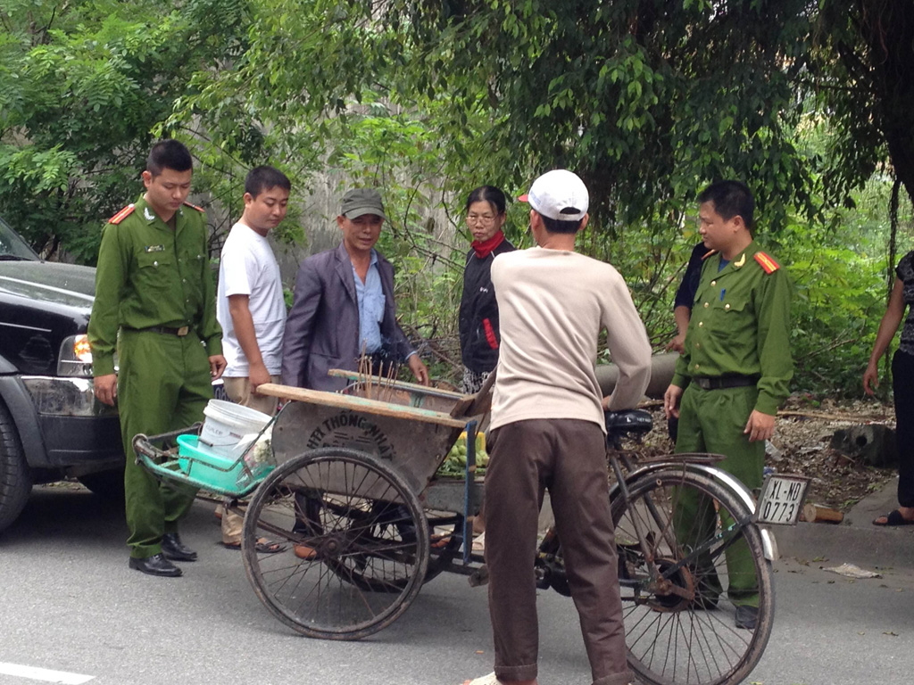 Chuyển thi thể thai nhi đi chôn cất - Ảnh: Văn Đông