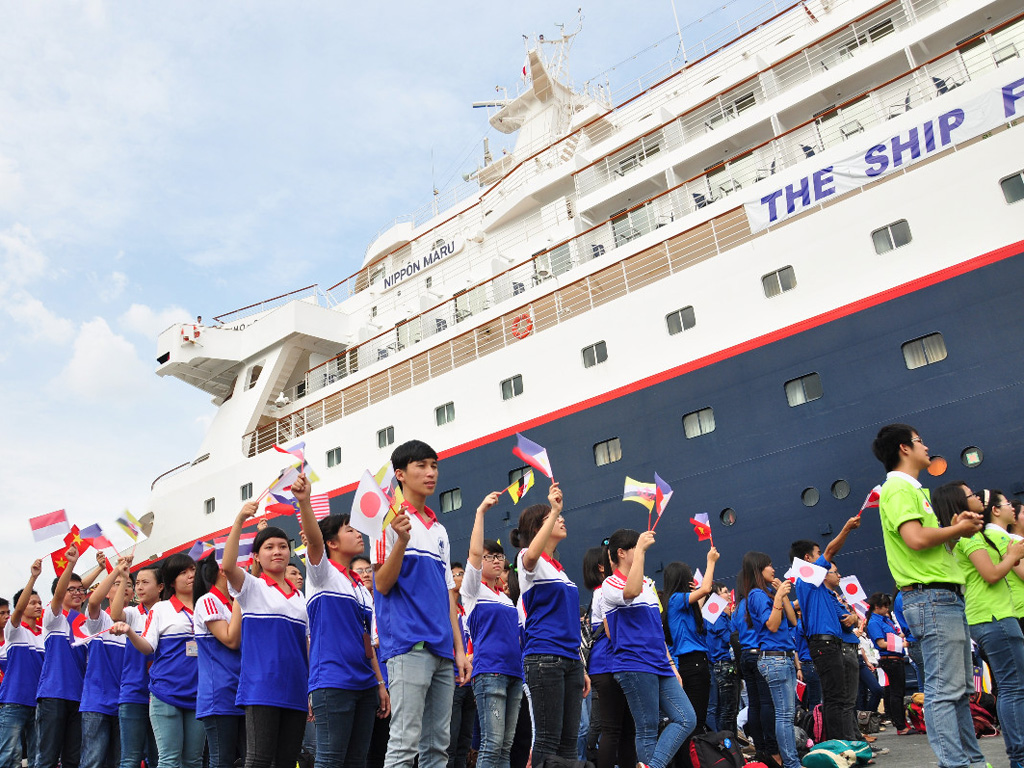 Các tình nguyện viên tham gia chương trình SSEAYP cập cảng Sài Gòn vào năm 2013