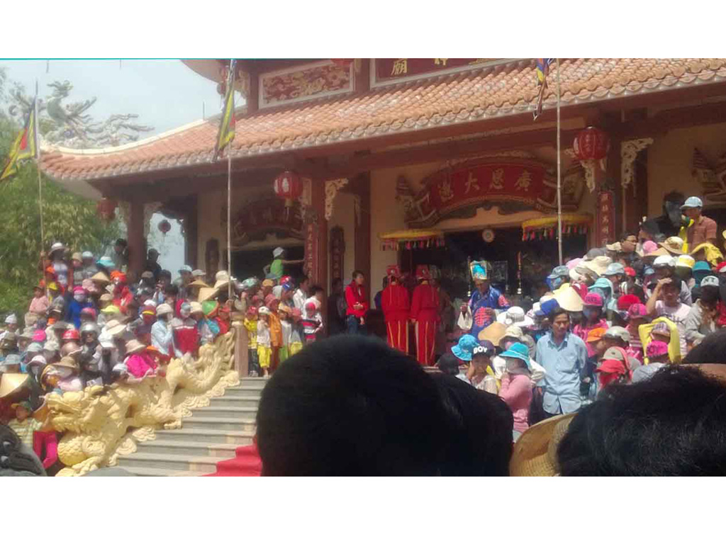 Nhiều người dân tham gia lễ hội Vía Bà - Ảnh: Hoàng Trọng