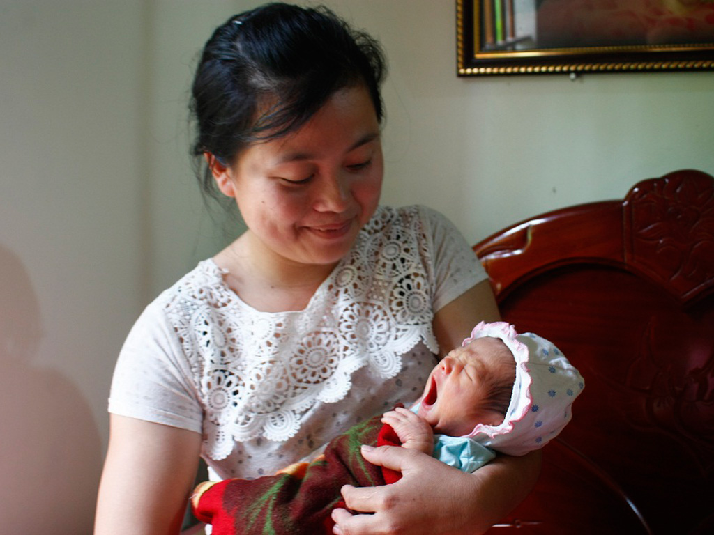 Cháu bé bị bỏ rơi đang được vợ chồng anh Phong chăm sóc, nuôi dưỡng - Ảnh: Hà Hồ