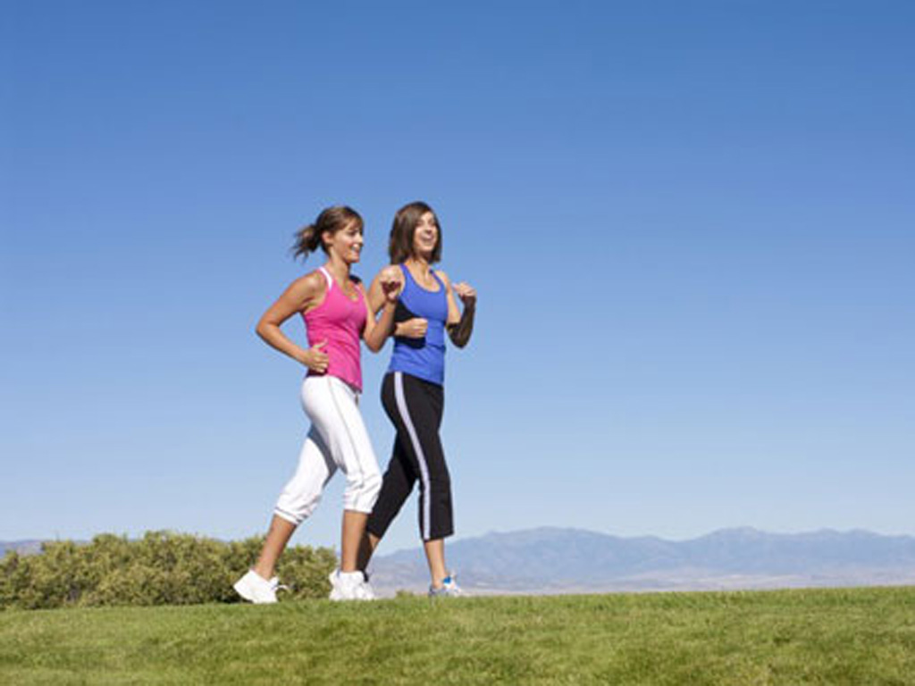 Đi bộ nhanh đem nhiều ích lợi cho sức khỏe - Ảnh: Shutterstock