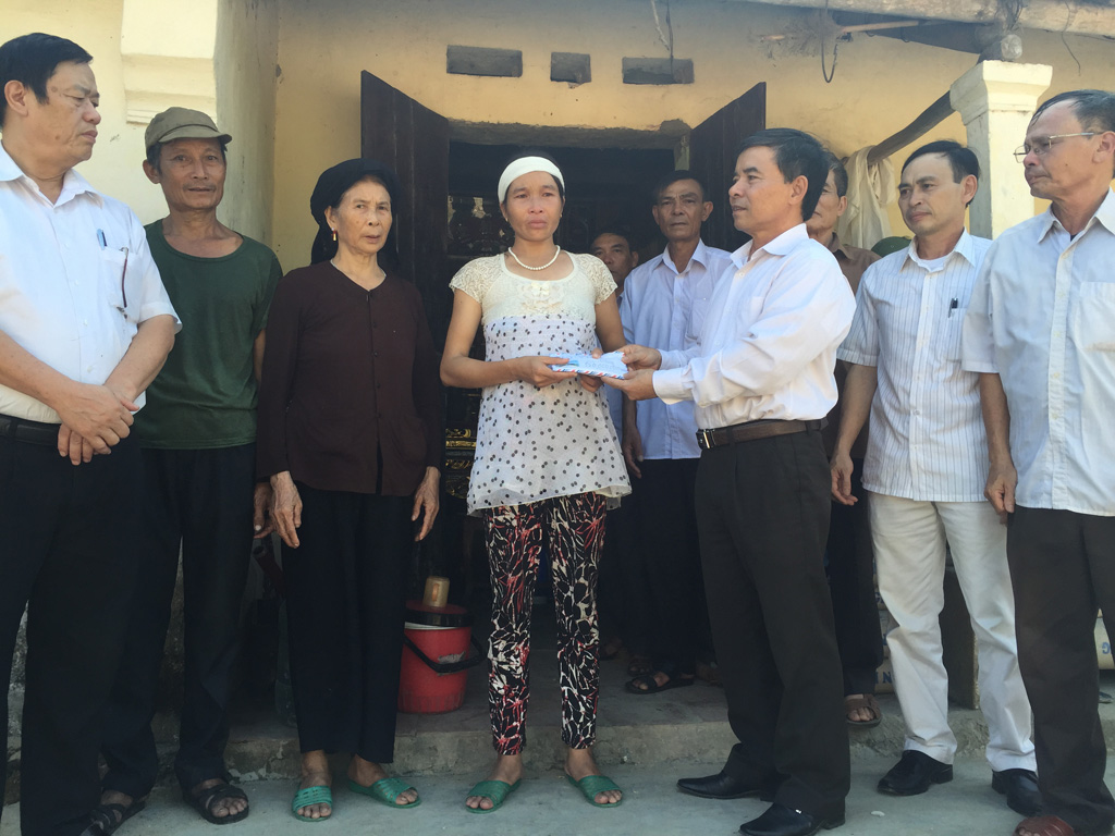 Lãnh đạo huyện Đông Sơn, xã Đông Phú trao số tiền cho gia đình bà Luyến - Ảnh: Đình Sơn