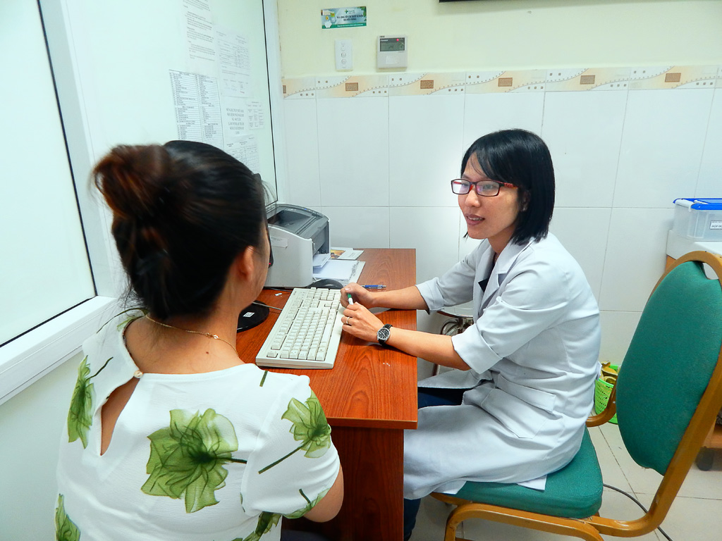 Bệnh viện Hoàn Mỹ Đà Nẵng tư vấn cho chị em phụ nữ về UTCTC - Ảnh: M.N
