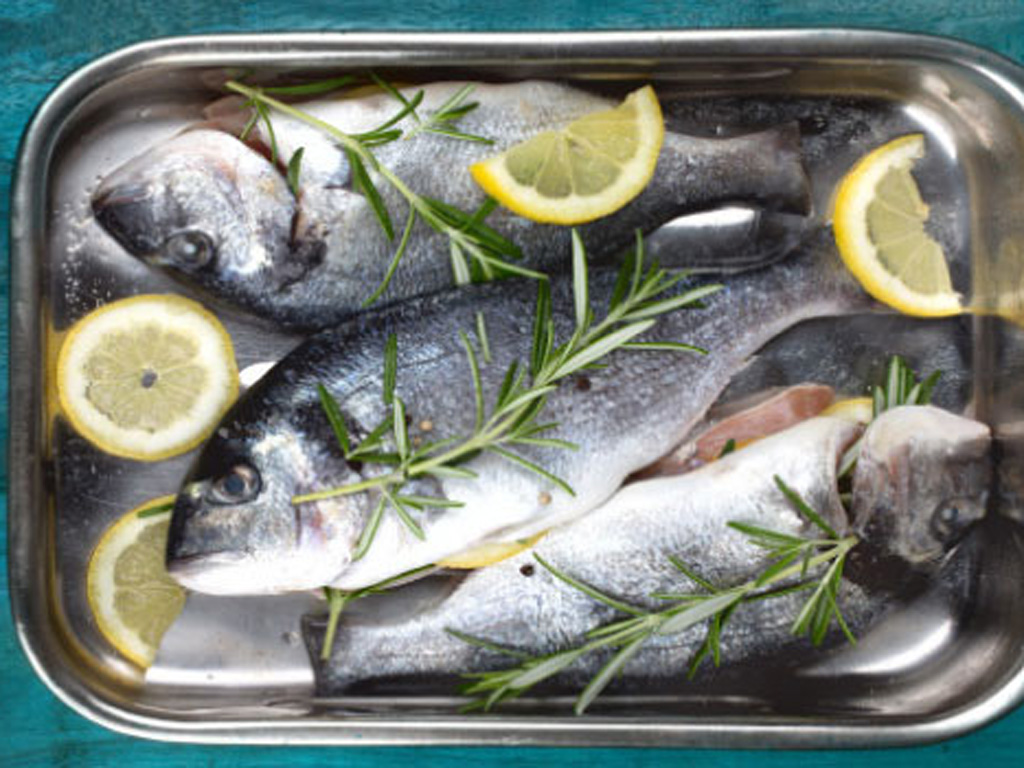 Cá giàu a xít béo omega-3 giúp giảm đau - Ảnh: Shutterstock