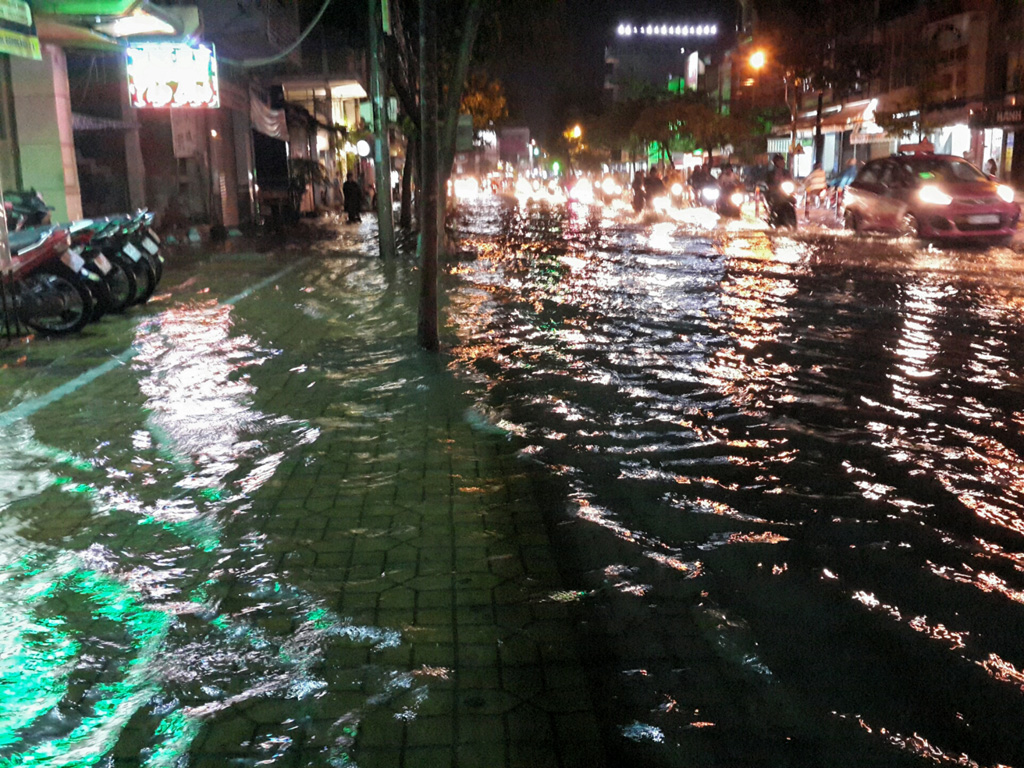 Đường Trần Văn Hoài ngập sâu sau cơn mưa chiều 18.10