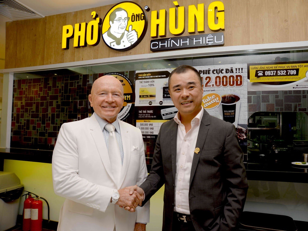 Ông Mark Mobius (trái) và ông Huy Nhật (phải), Chủ tịch Công ty TNHH chế biến thực phẩm Huy Việt Nam - Ảnh: D.Đ.Minh