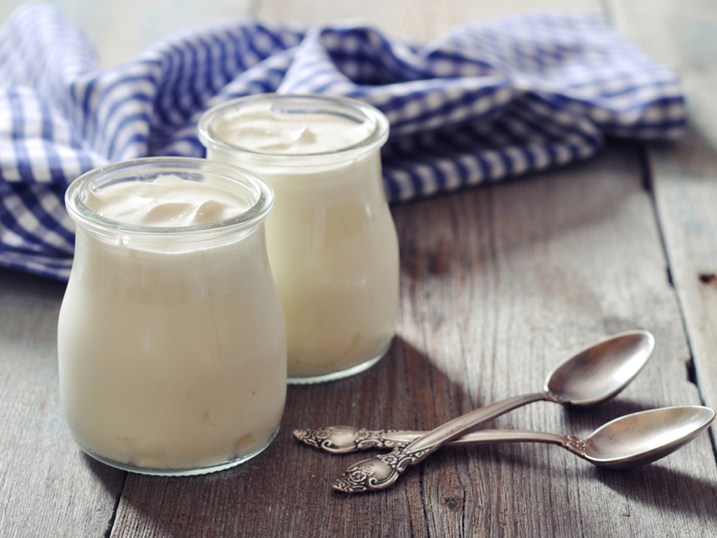Ăn sữa chua giúp cải thiện tâm trạng - Ảnh: Shutterstock