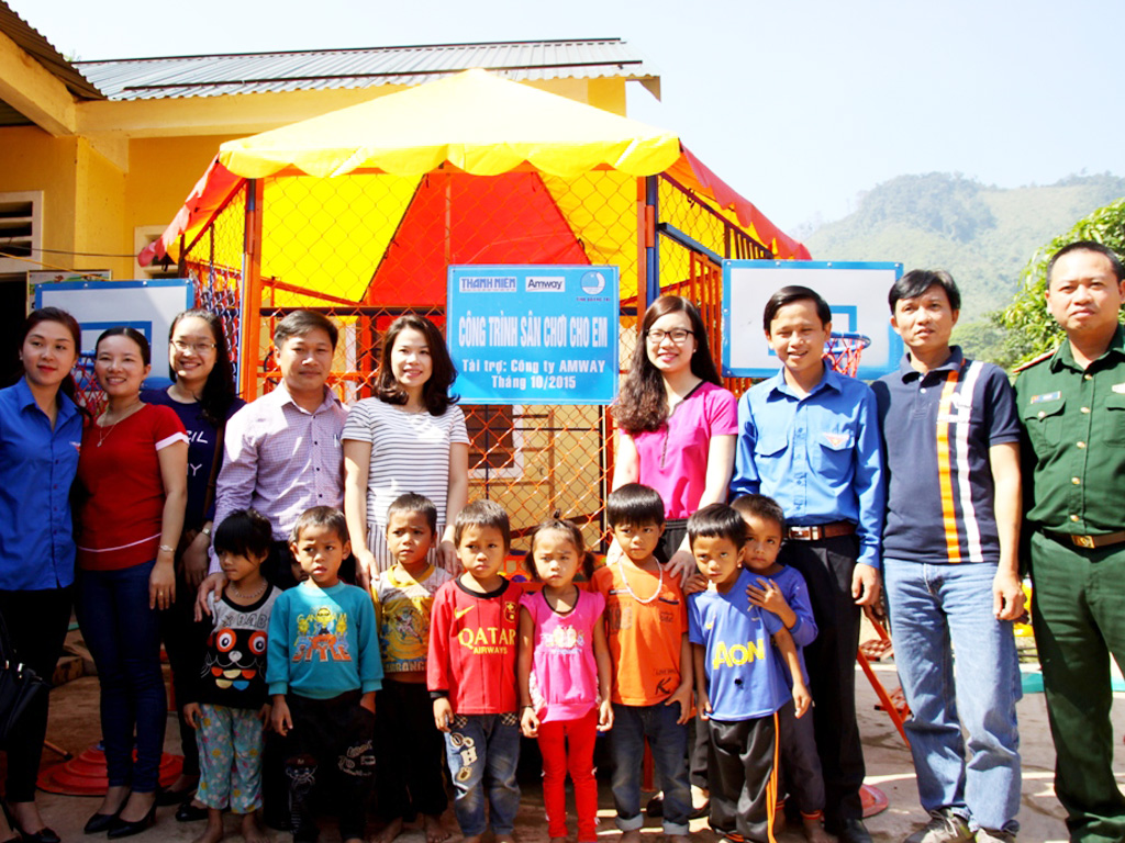 Đoàn công tác đã đến tặng sân chơi cho em ở điểm Trường Tân Đi 1 (thuộc Trường mầm non xã A Vao, huyện Đakrông, Quảng Trị).