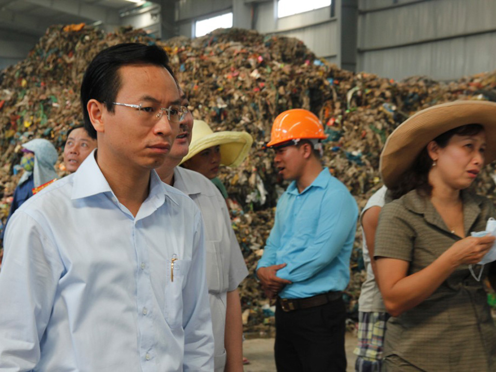 Bí thư Thành ủy Đà Nẵng Nguyễn Xuân Anh vào các khu xử lý rác tại bãi rác Khánh Sơn để kiểm tra