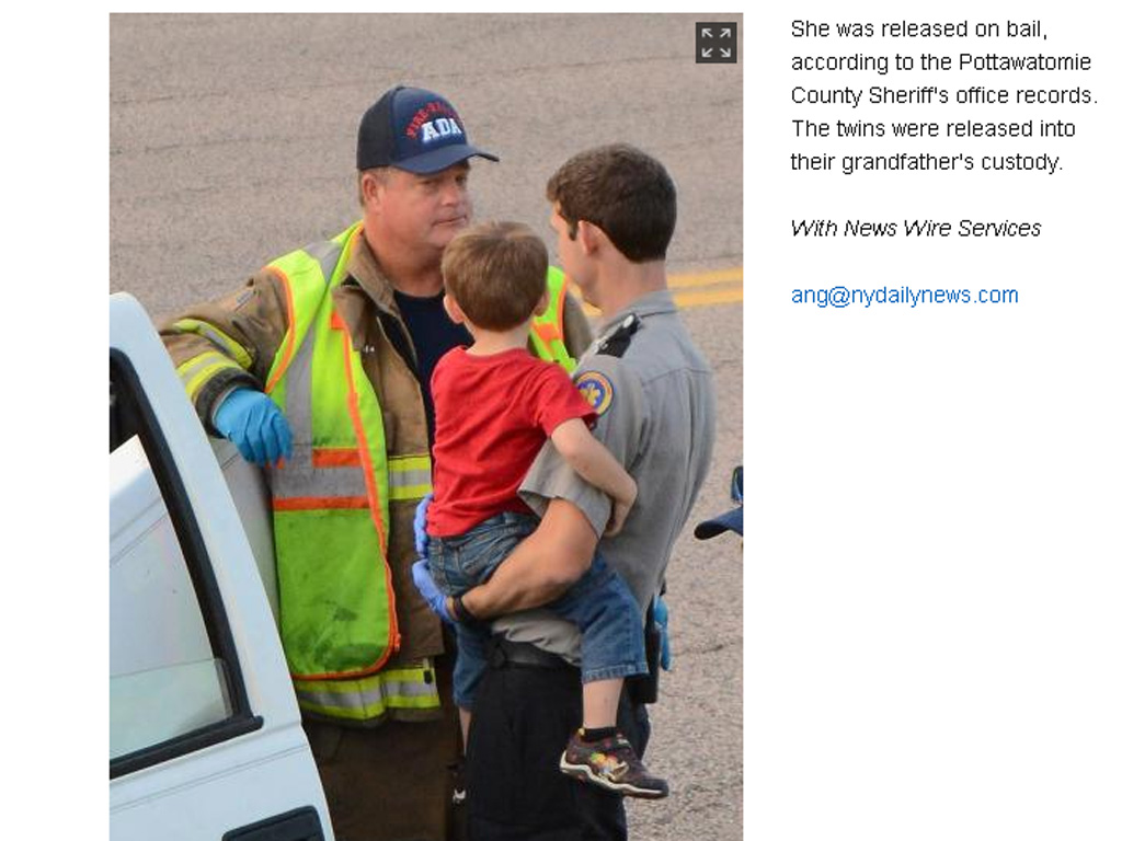 Cậu bé 3 tuổi trong vòng tay cảnh sát sau khi liều mình cầm lái - Ảnh chụp màn hình tờ New York Daily News