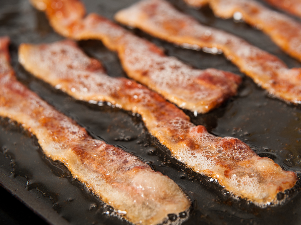 Nên hạn chế dùng thịt xông khói - Ảnh: Shutterstock