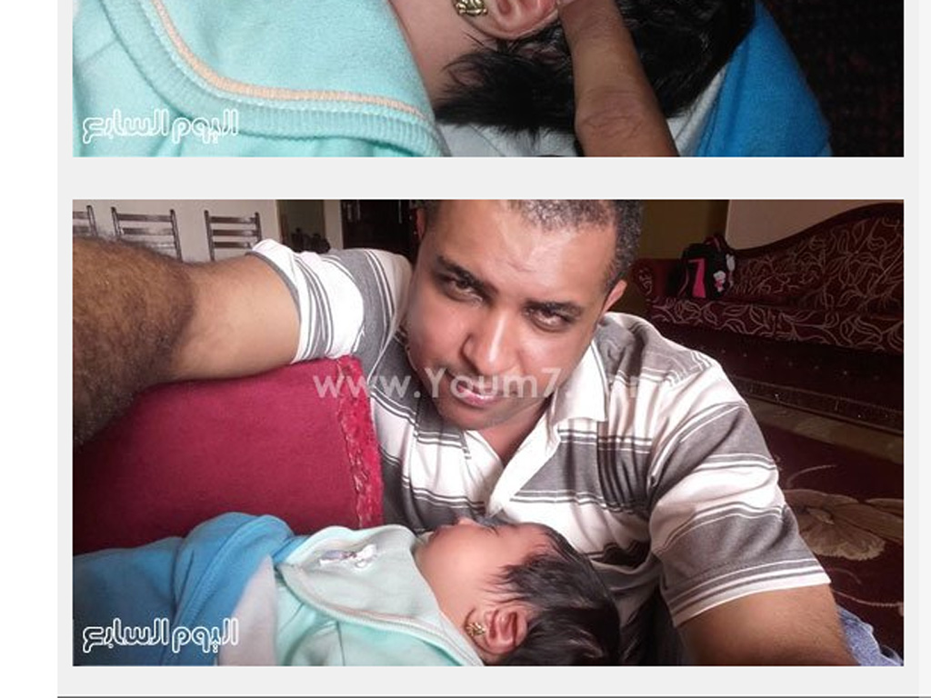 Ông Sayyed Al Shareef và đứa con mới sinh có chữ Allah trên tai - Ảnh chụp màn hình báo Alyoum7