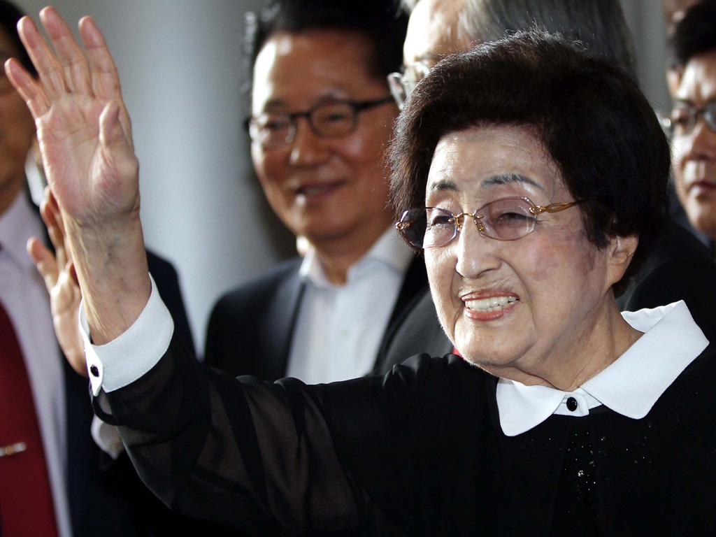 Bà Lee Hee-ho trước khi lên đường thăm Triều Tiên hồi tháng 8.2015 - Ảnh: AFP