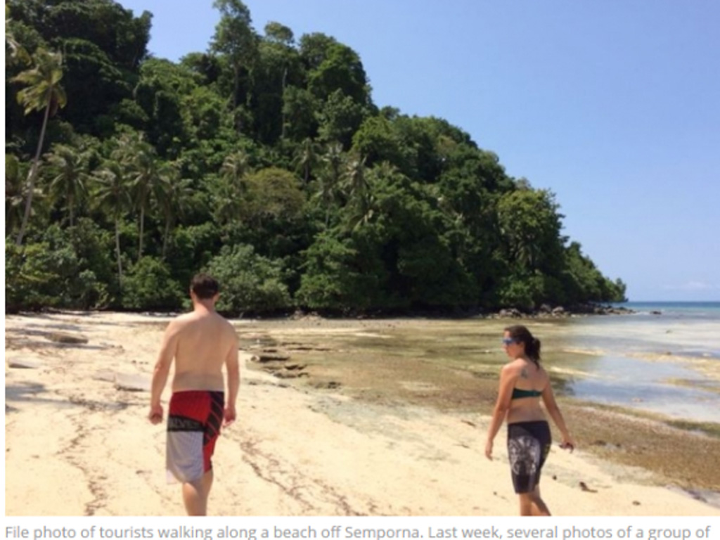 Du khách trên một bãi biển ở Semporna - Ảnh chụp màn hình báo The Malay Mail Online