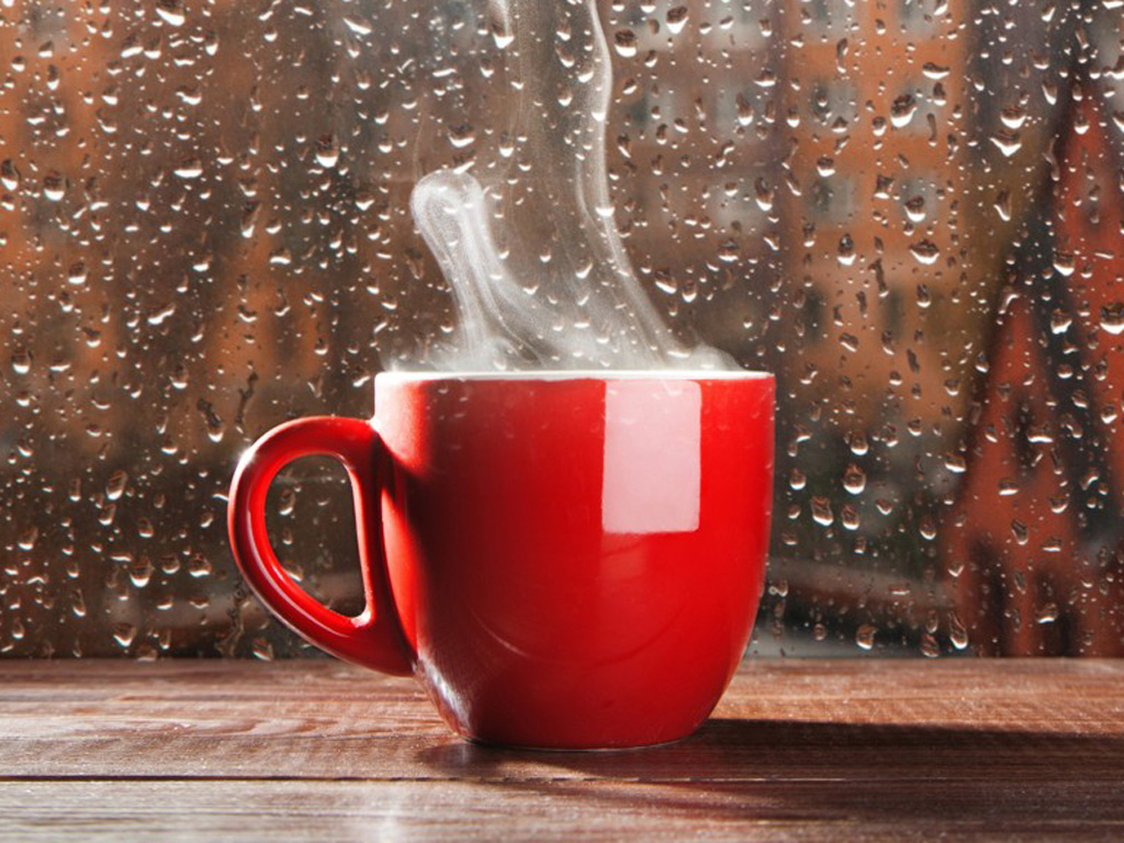 Cà phê có thể khiến ta "tỉnh giả" sau khi uống rượu - Ảnh: Shutterstock