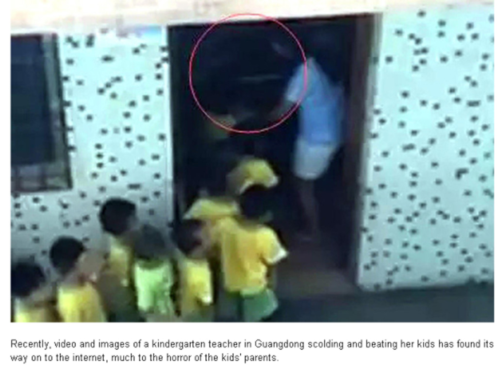 Một học sinh đang bị cô giáo quất vào người - Ảnh chụp màn hình trang tin Shanghaiist