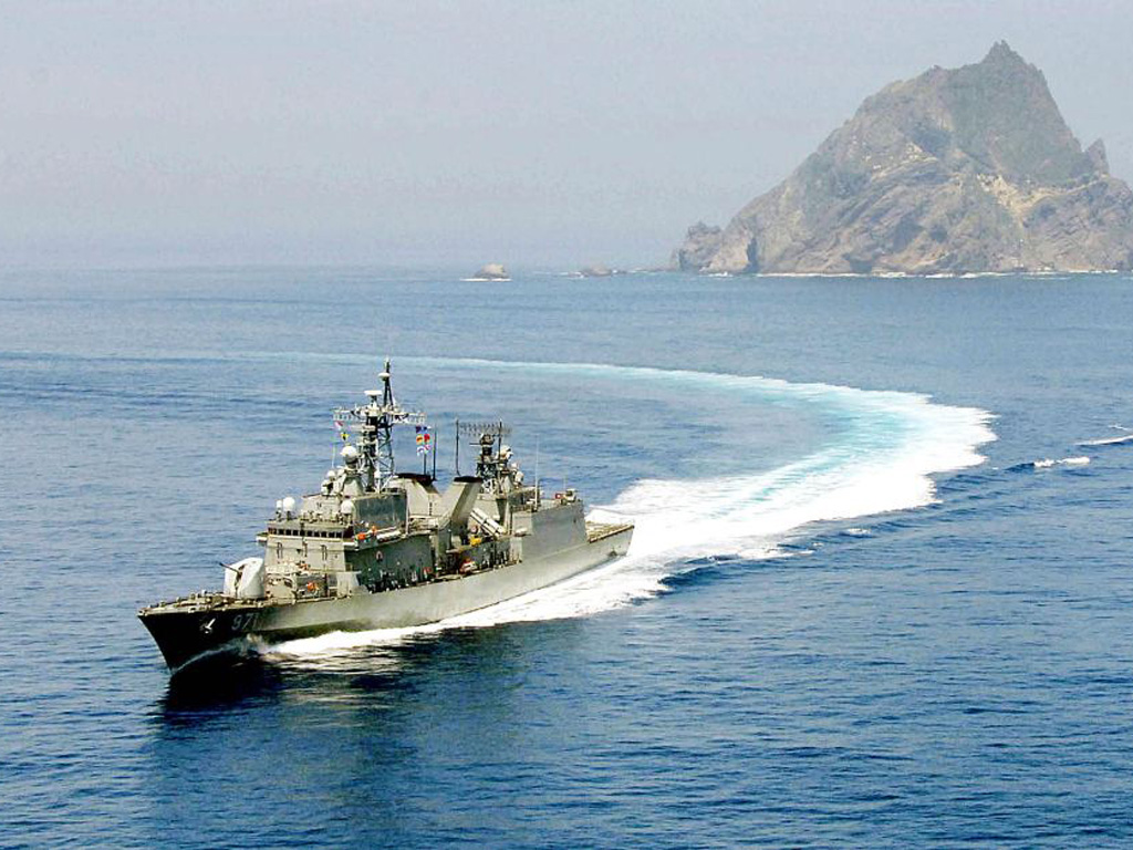 Tàu hải quân Hàn Quốc gần quần đảo Dokdo/Takeshima - Ảnh: AFP