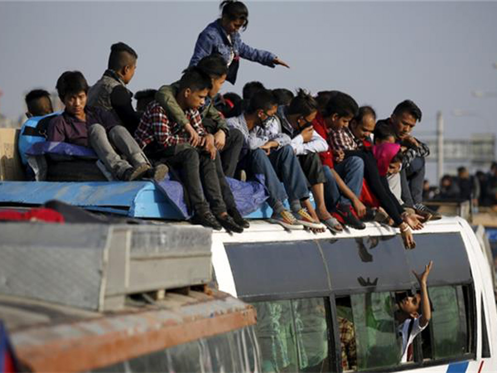 Xe buýt ở Nepal thường quá tải do hoạt động vận tải bị hạn chế vì tình trạng thiếu hụt nhiên liệu - Ảnh: Reuters