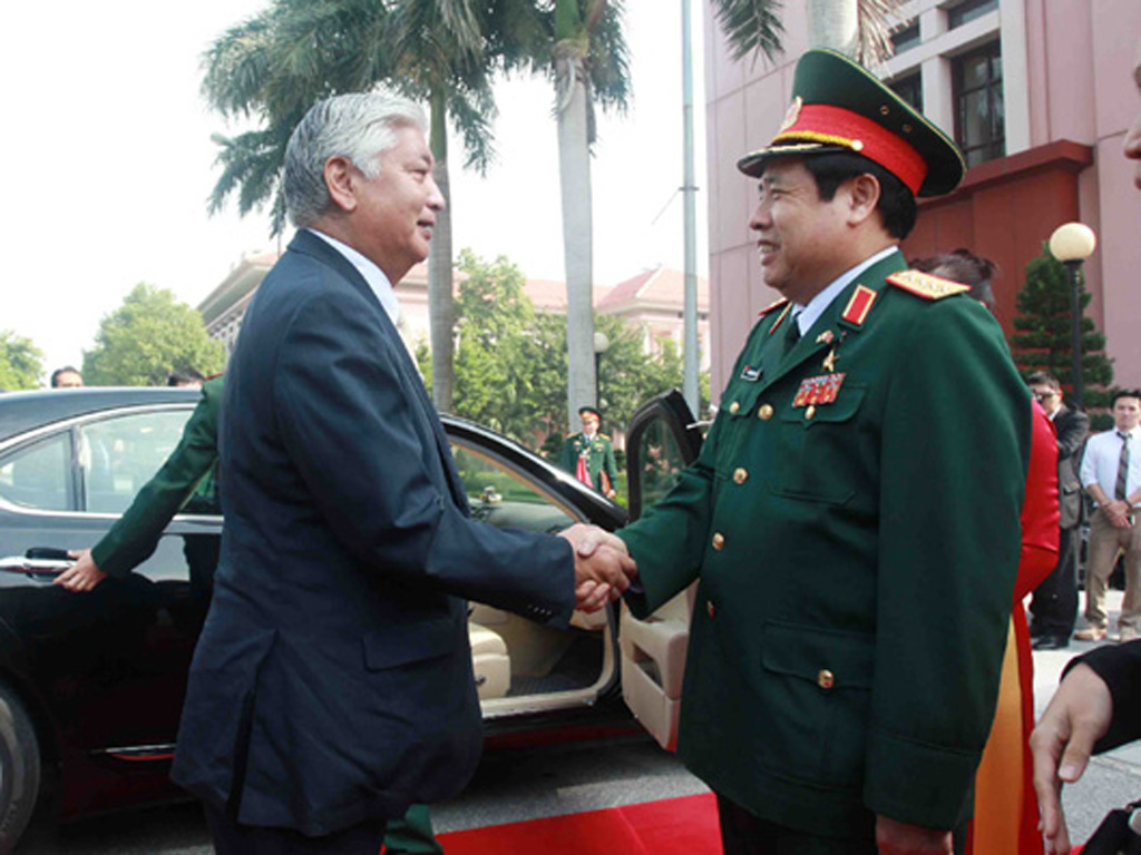 Đại tướng Phùng Quang Thanh chào mừng Bộ trưởng Nakatani Gen sang thăm và làm việc tại Việt Nam.