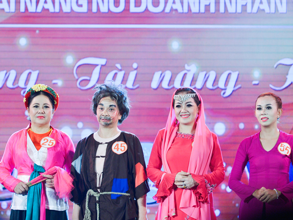 Nữ doanh nhân Khổng Thị Minh (thứ 2 từ trái qua) giành Giải Bông sen vàng cho tiết mục hài kịch về Chí Phèo - Thị Nở