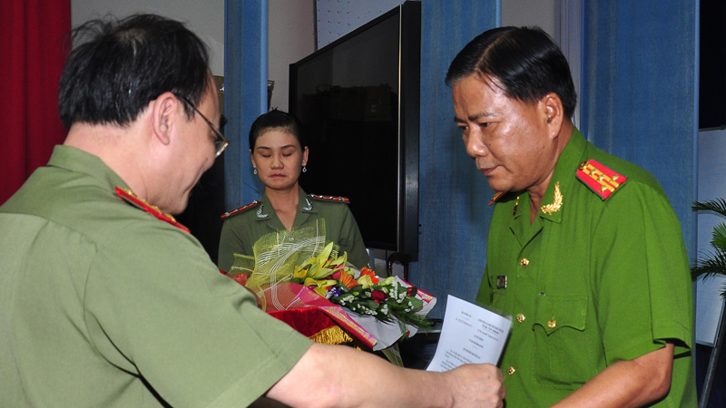 Thượng tướng Bùi Quang Bền trao quyết định cho đại tá Phạm Thành Sỹ - Ảnh: Hoàng Giang