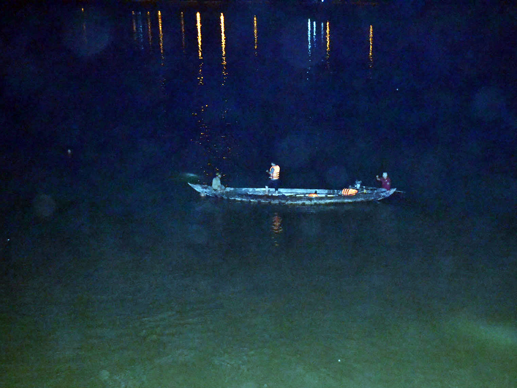 Lực lượng cứu hộ tìm kiếm thi thể cháu Hùng trên sông Trà Bồng vào tối 9.11 - Ảnh: Hiển Cừ