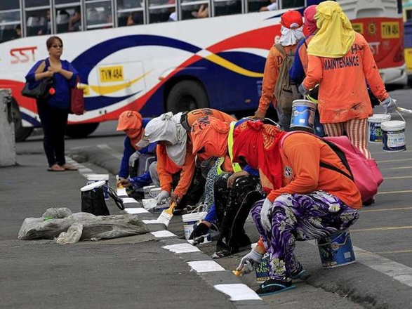 Công nhân Philippines sơn đường chuẩn bị cho hội nghị thượng đỉnh APEC vào 18-19.11 tới - Ảnh: Reuters