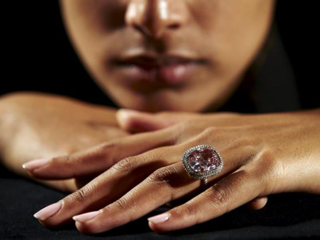 Viên kim cương hồng trị giá 28,5 triệu USD - Ảnh: Reuters