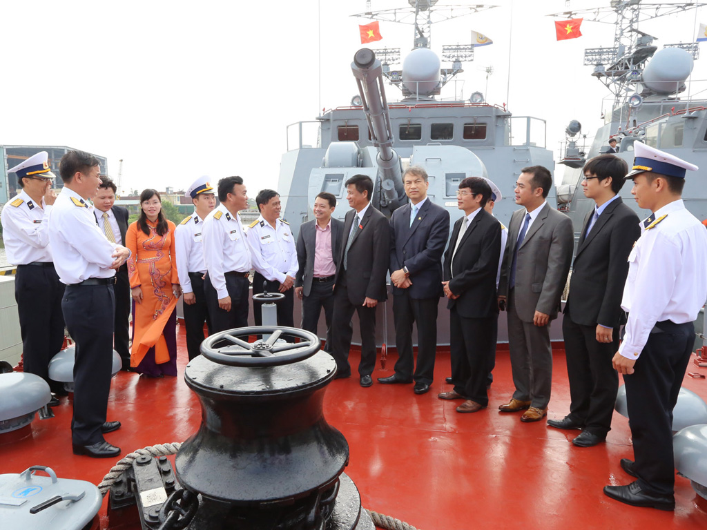 Đoàn cán bộ Đảng ủy ngoài nước tham quan tàu Vùng 1 Hải quân - Ảnh: Duy Khánh